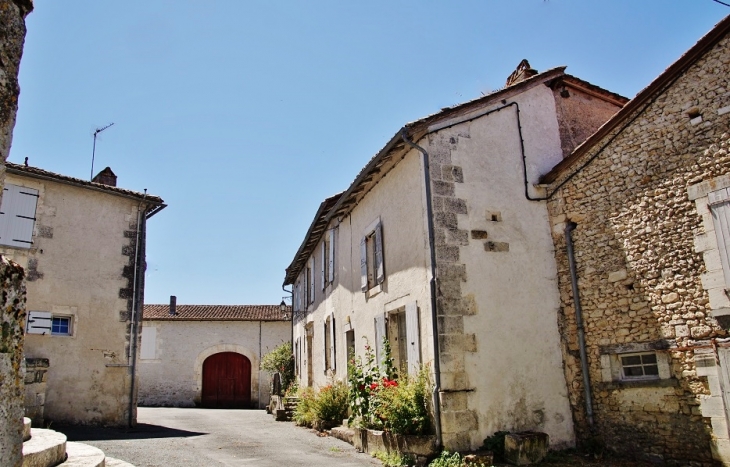 Le Village - Champagne-et-Fontaine