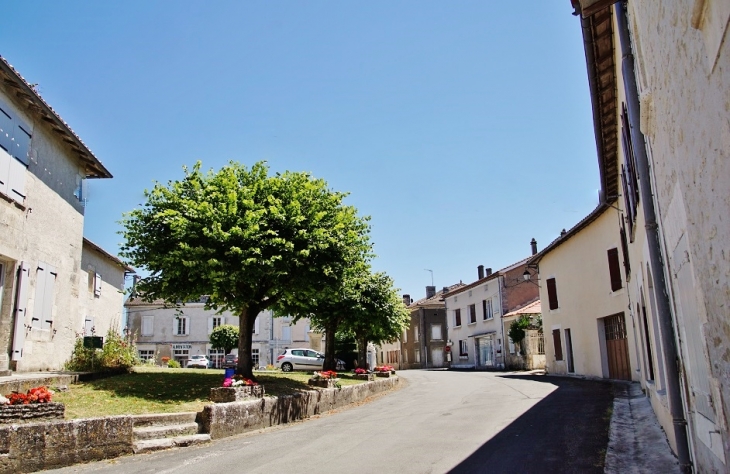 Le Village - Champagne-et-Fontaine