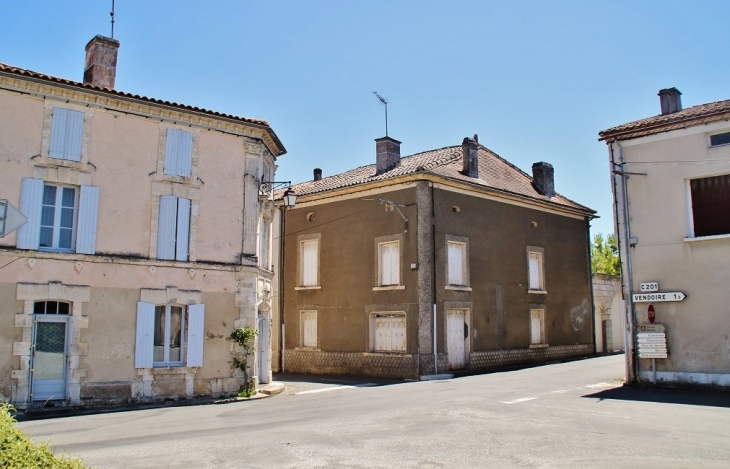 Le Village - Champagne-et-Fontaine