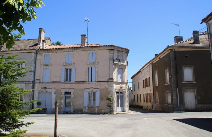 Le Village - Champagne-et-Fontaine