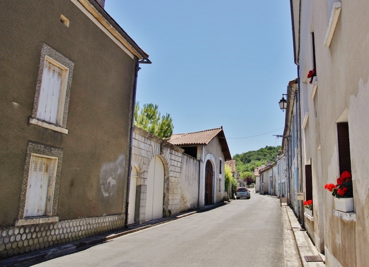 Le Village - Champagne-et-Fontaine