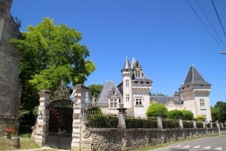 Le Château - Champagne-et-Fontaine