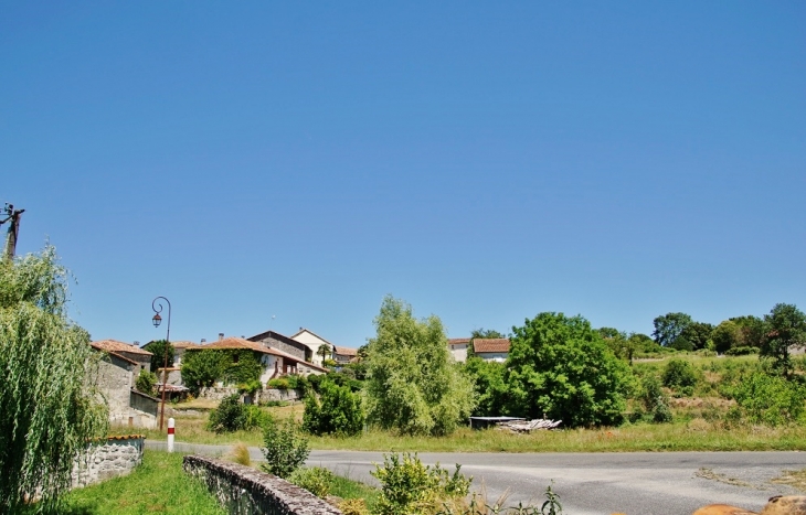 Le Village - Champagne-et-Fontaine