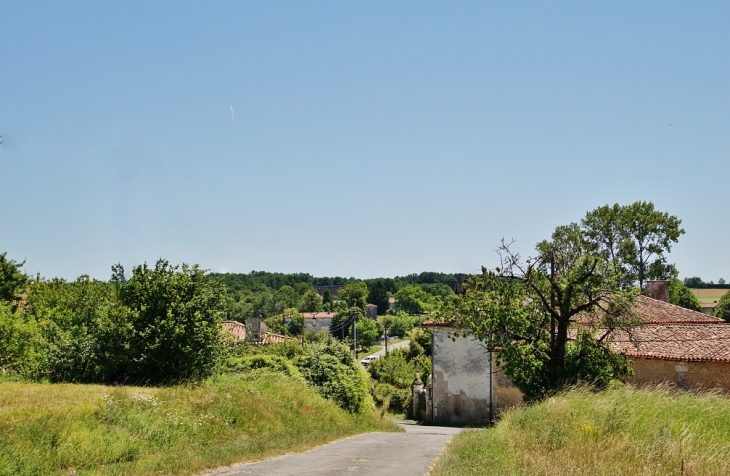 Le Village - Champagne-et-Fontaine