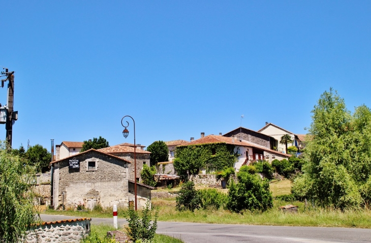 Le Village - Champagne-et-Fontaine