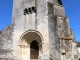 Façade occidentale de l'église fortifiée Saint Martin à Champagne, elle date du XIIe siècle, mais remaniée aux XIIIe, XIVe et XVIe siècles.