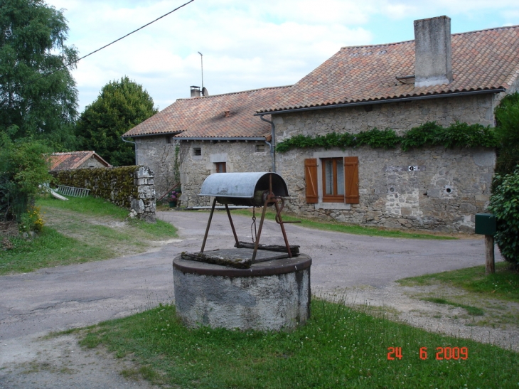 Puits central de Chez Gonneau Cne de Champniers et Reilhac - Champniers-et-Reilhac