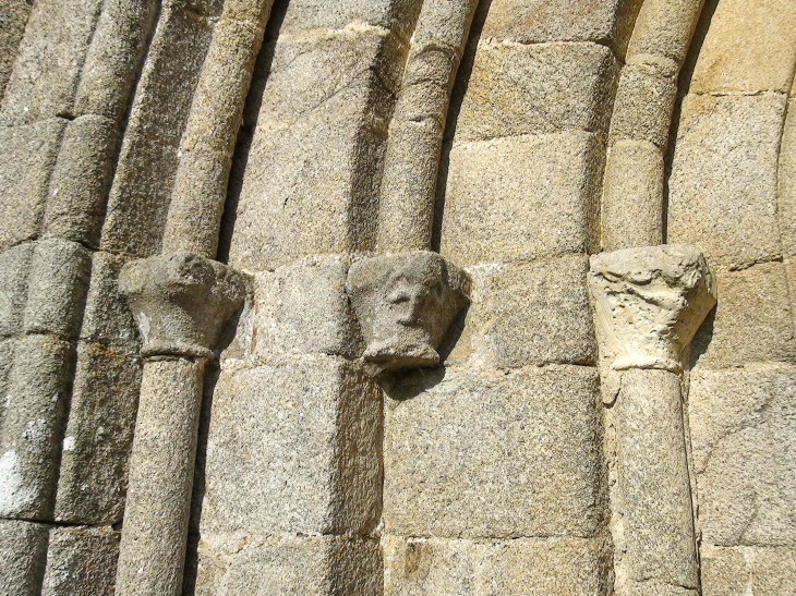 Détail de l'église romande du X° à REILHAC - Champniers-et-Reilhac