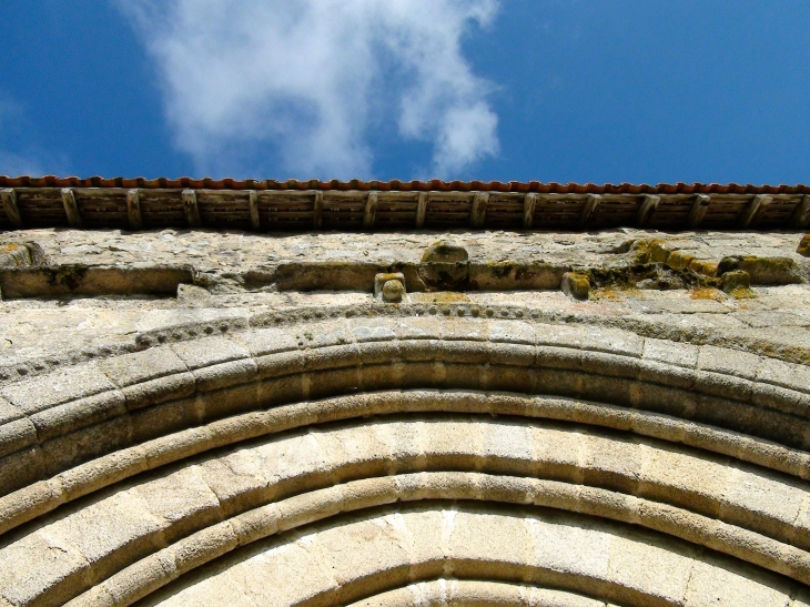 Détail de l'église romande du X° à REILHAC - Champniers-et-Reilhac