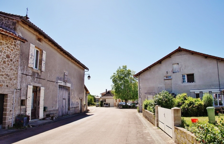 Le Village - Champs-Romain