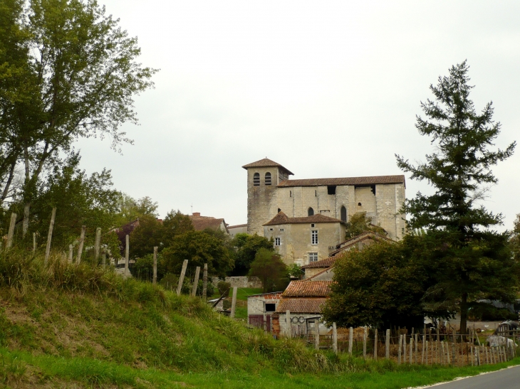 Eglise Saint-Pierre-ès-Lien, XIIe, XVe et XVIe siècles, fortifiée, classée Monument Historique. - Chantérac