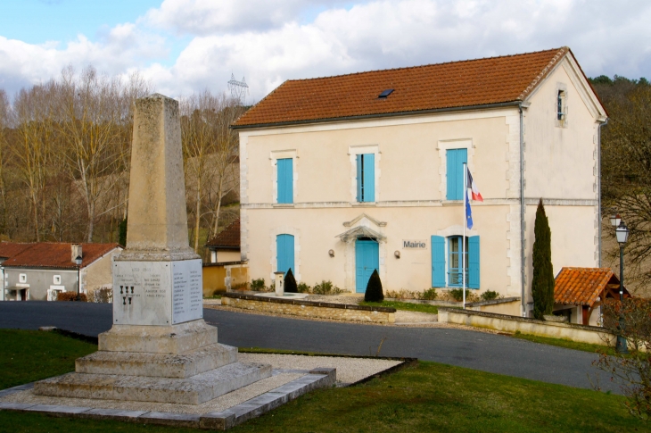 Le Monument aux Morts et la Mairie. - Chantérac