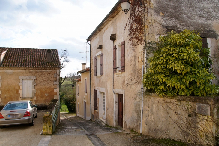 Ruelle menant au puits. - Chantérac