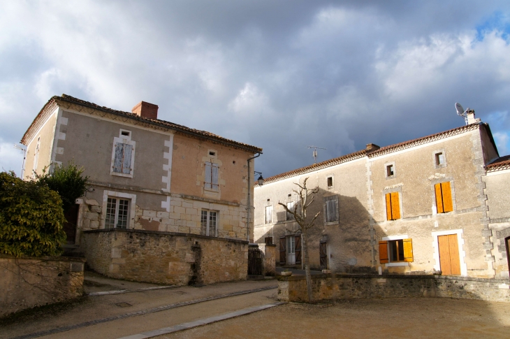 Maisons place de l'église. - Chantérac