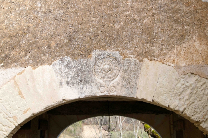 Détail : Linteau gravé. (porche attenant à l'église). - Chantérac