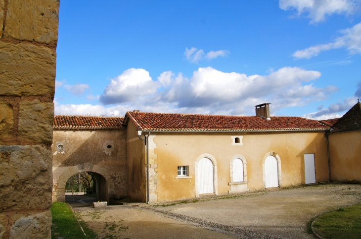 Porche attenant à l'église. - Chantérac