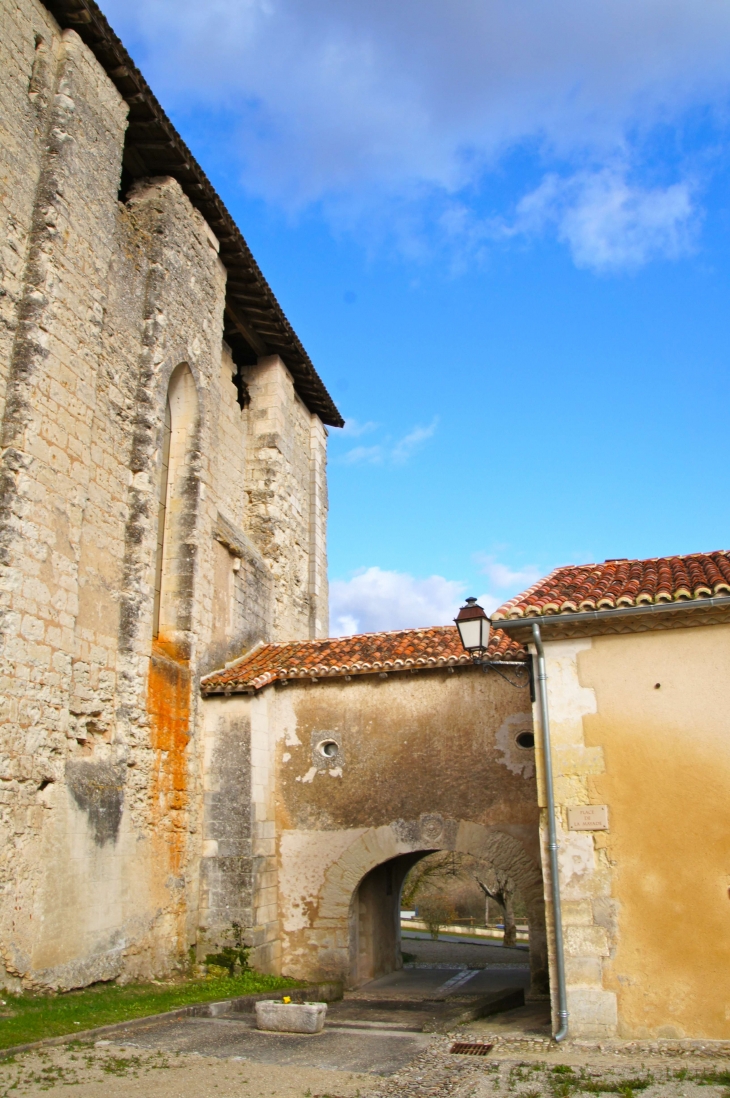 Porche attenant à l'église. - Chantérac