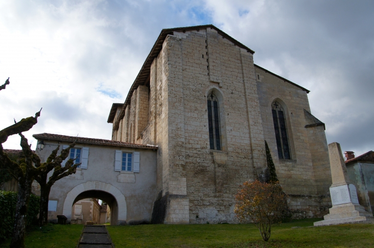 Porche attenant à l'église. - Chantérac