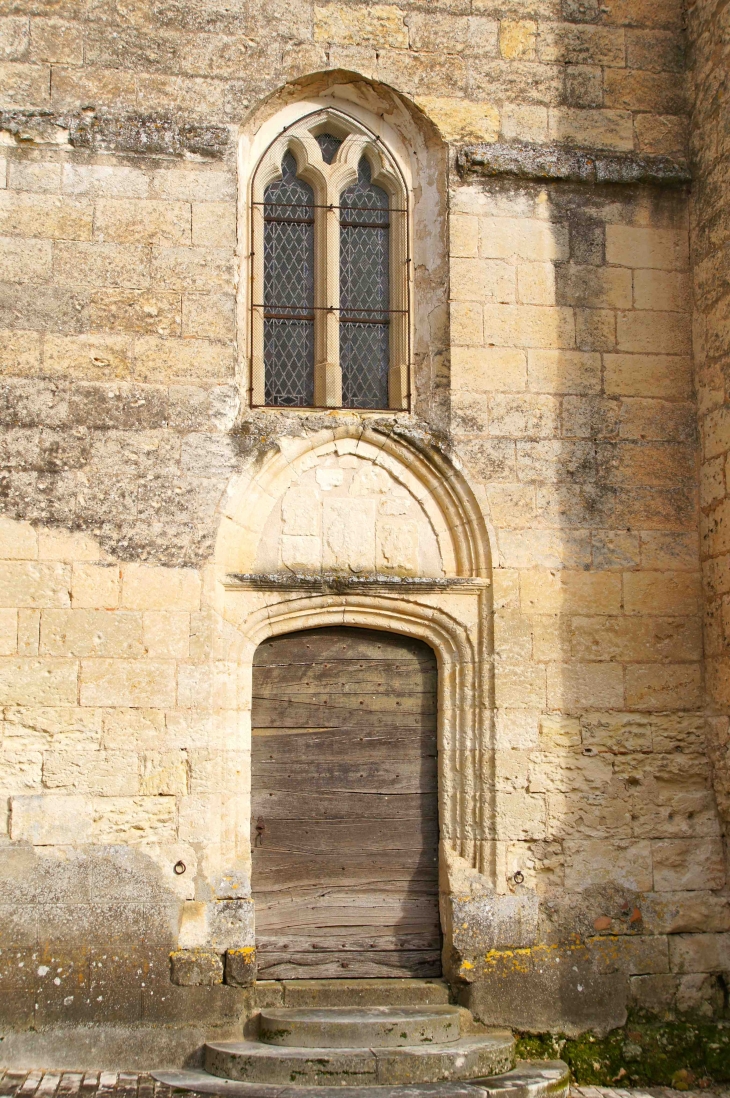 Détail du portail de la petite entrée. - Chantérac