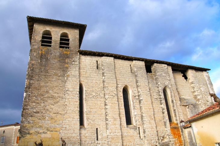 Coté latéral de l'église-forteresse Saint-Pierre-ès-Liens. - Chantérac