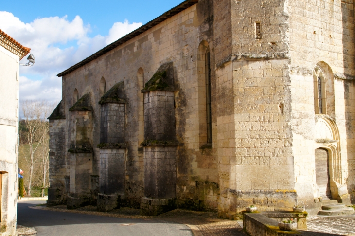 Détail : Contreforts de l'église fortifiée. - Chantérac