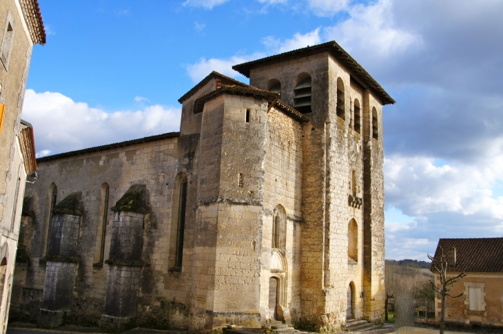 Eglise-forteresse Saint-Pierre-ès-Lien, construite au XIIe siècle et agrandie au XVe siècle. - Chantérac