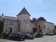 facade maison, avec tour du 16e,centre village