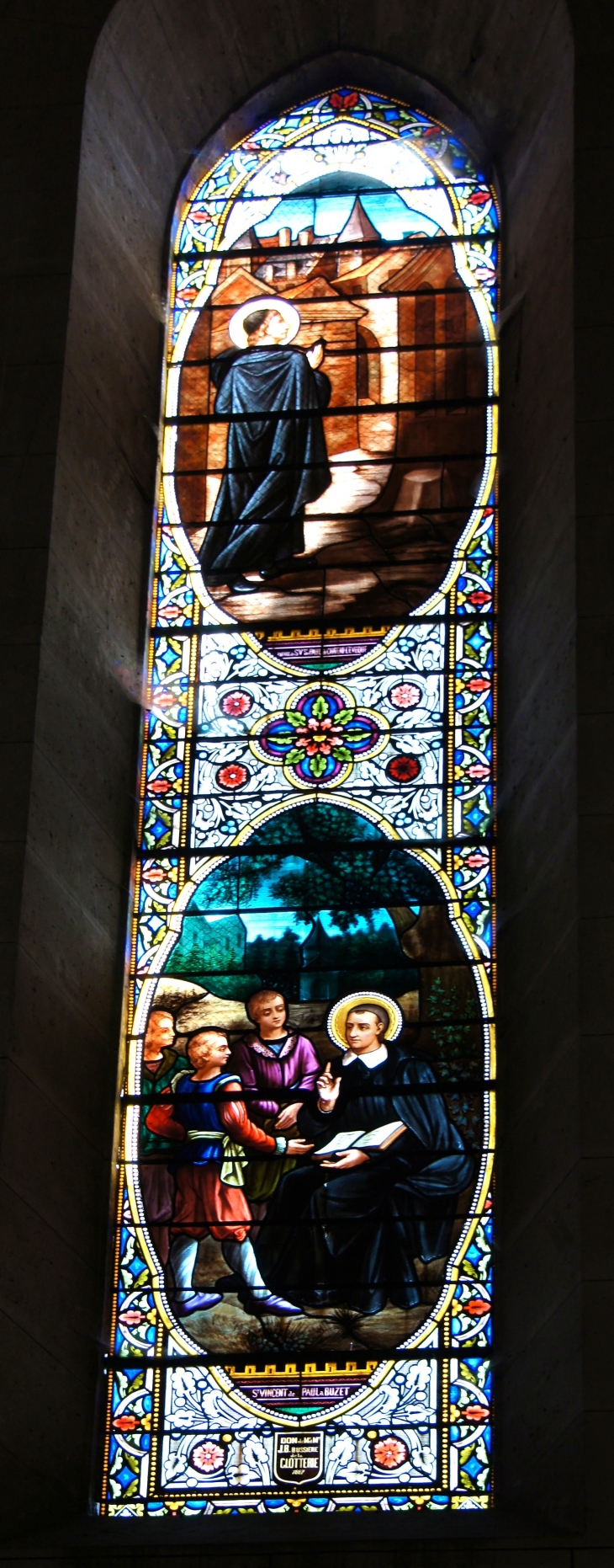 Vitrail de l'église Saint Julien. - Château-l'Évêque