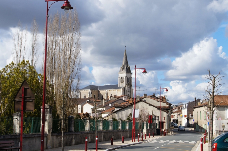 L'entrée du village coté sud par la D939. - Château-l'Évêque