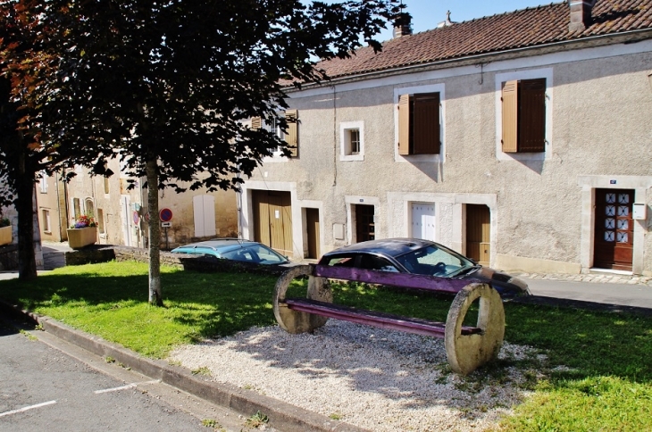 Le Village - Château-l'Évêque