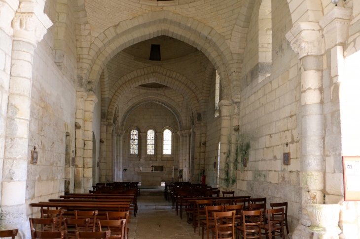 La nef vers le choeur. Eglise Saint Martin. - Cherval