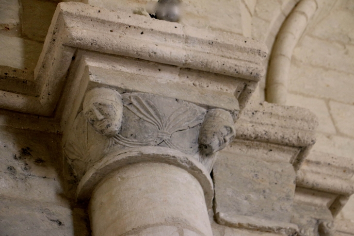 Chapiteau sculpté de l'église Saint Martin. - Cherval