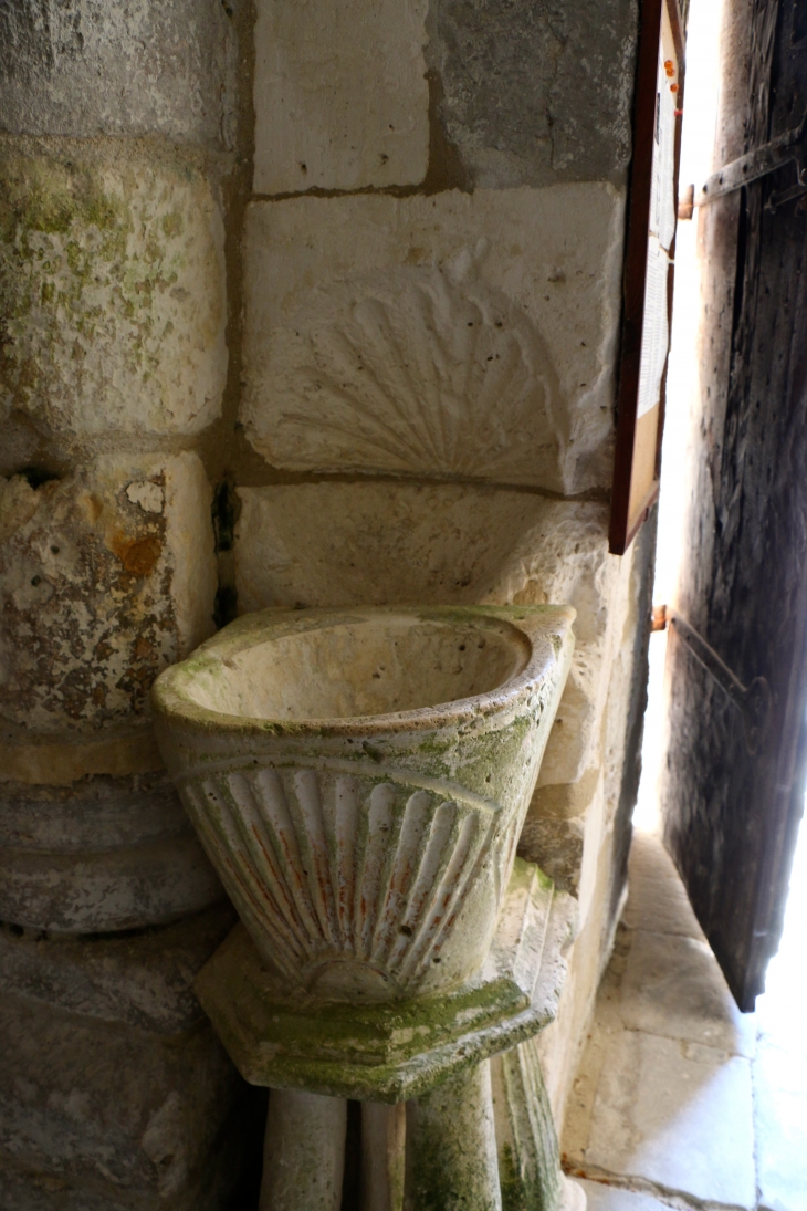 Le bénitier de l'église Saint Martin. - Cherval