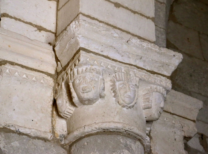 Chapiteau sculpté de l'église Saint Martin. - Cherval