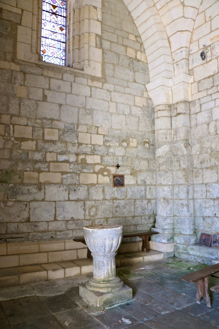 Les fonts baptismaux. Eglise Saint Martin. - Cherval