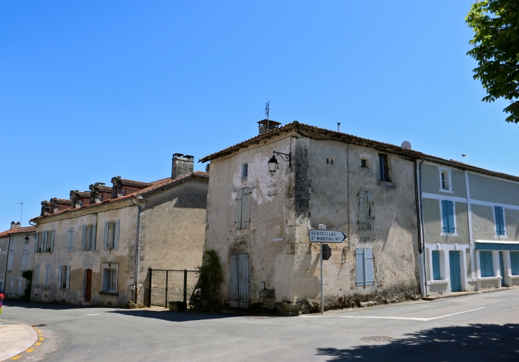 Maisons anciennes du village. - Cherval