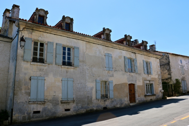 Maison ancienne du village. - Cherval