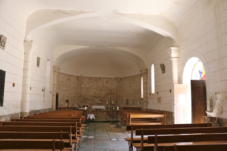 La nef vers le choeur de l'église Sainte Catherine. - Cherveix-Cubas