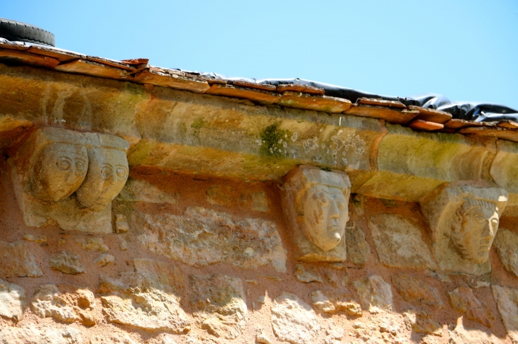 Modillons de l'église Sainte Catherine. - Cherveix-Cubas