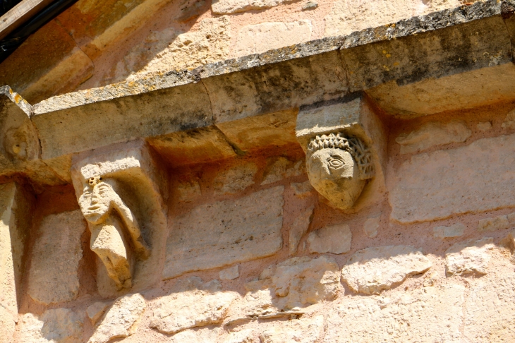 Modillons de l'église Sainte Catherine. - Cherveix-Cubas