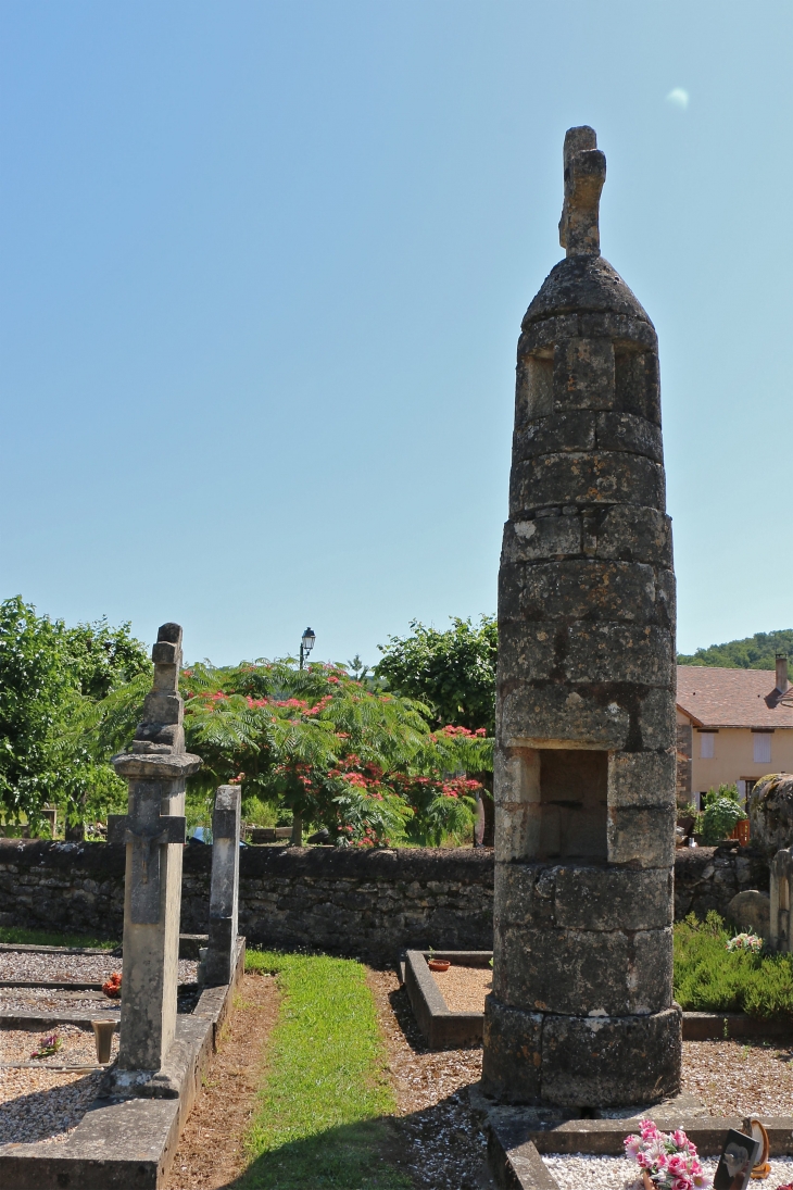 La Lanterne des Morts du XIIIe siècle. - Cherveix-Cubas