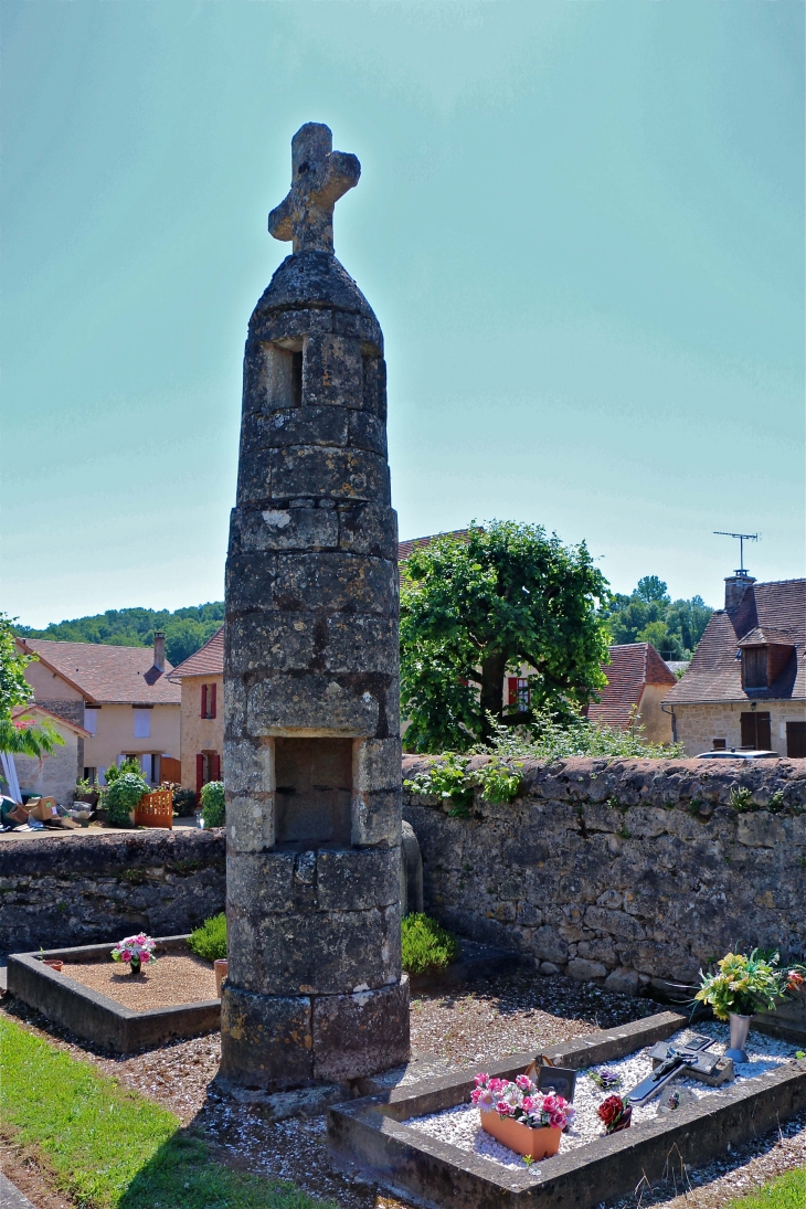 La Lanterne des Morts du XIIIe siècle. - Cherveix-Cubas