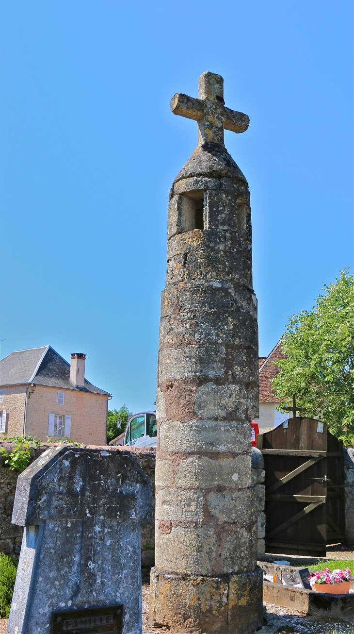 La Lanterne des Morts du XIIIe siècle. - Cherveix-Cubas