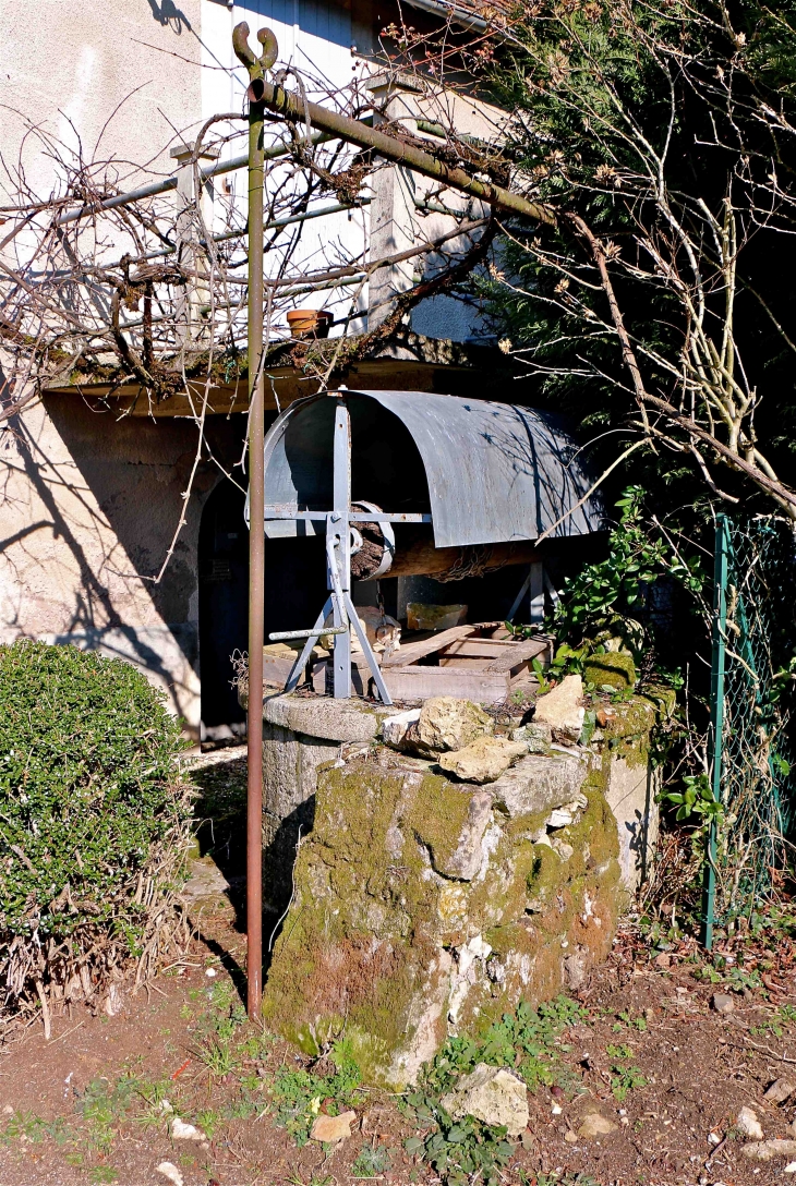 Un vieux puits dans le village - Cherveix-Cubas