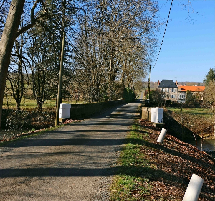 Le pont sur l'Auvézère - Cherveix-Cubas