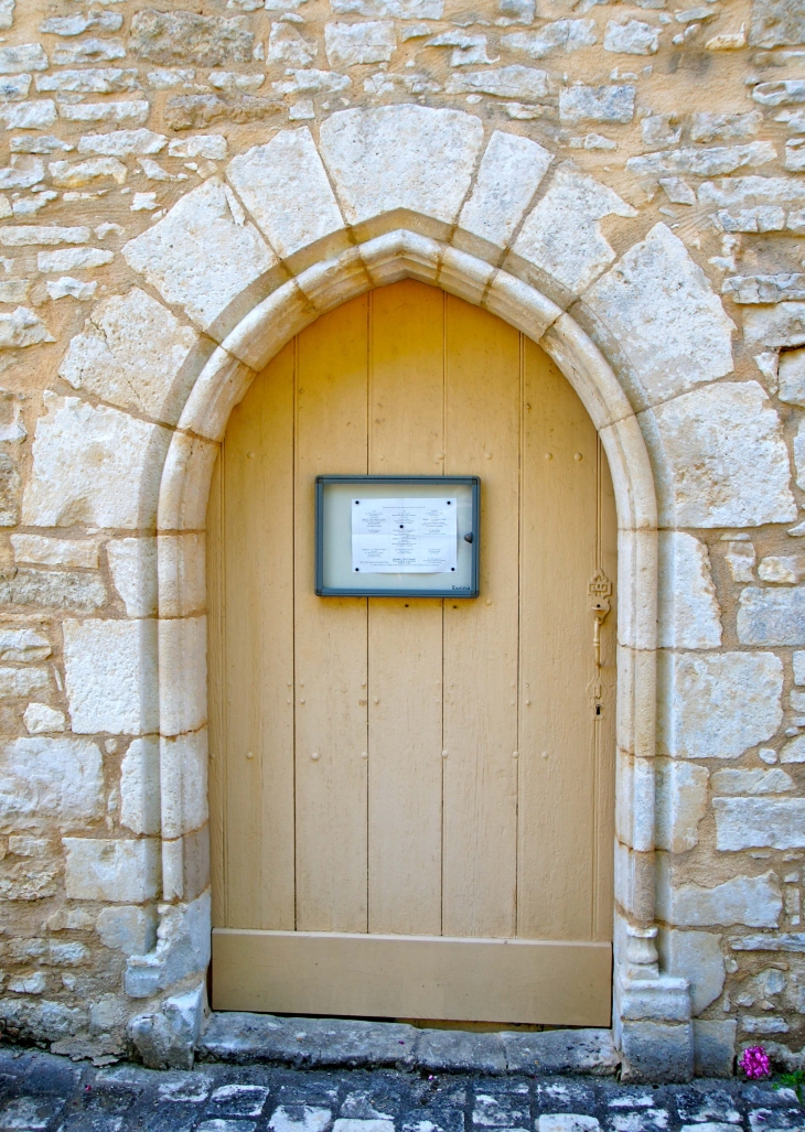 Le portail de l'église. - Chourgnac