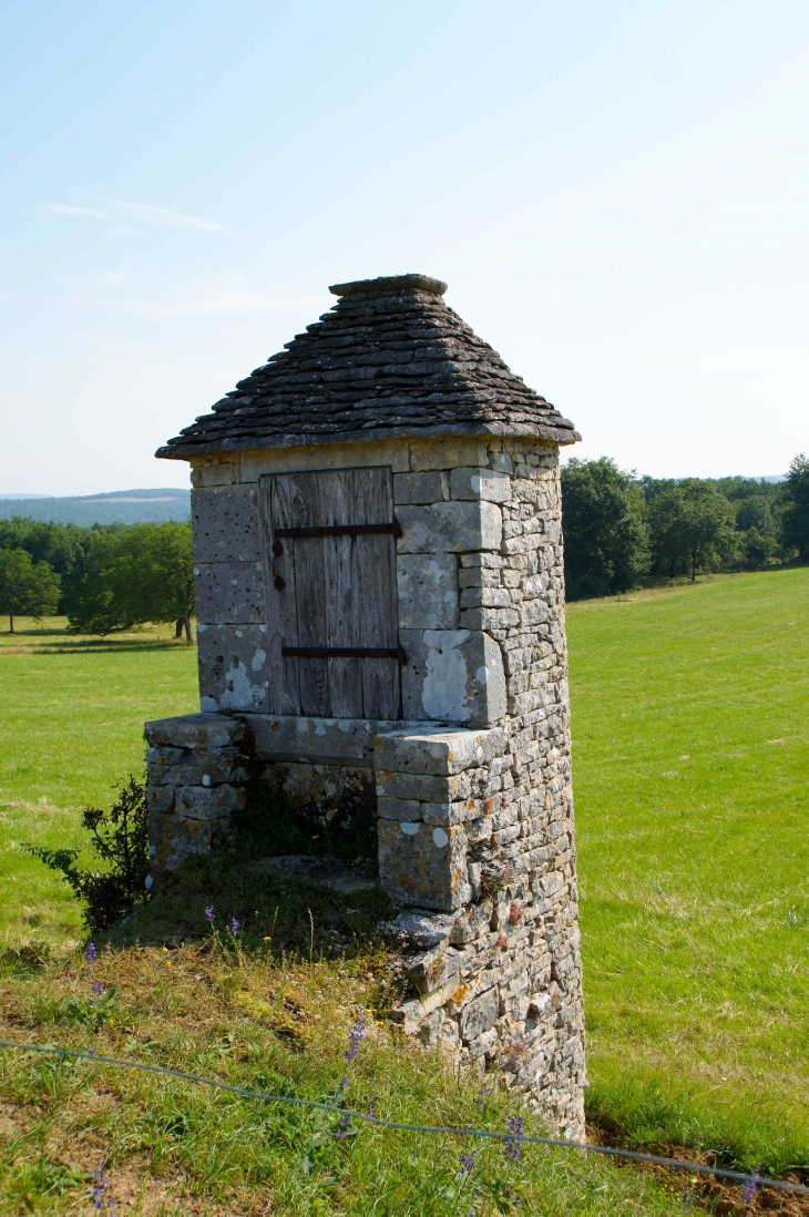 Aux alentours, petit patrimoine. - Chourgnac