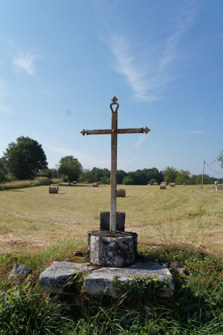 Aux alentours . une croix de chemin. - Chourgnac