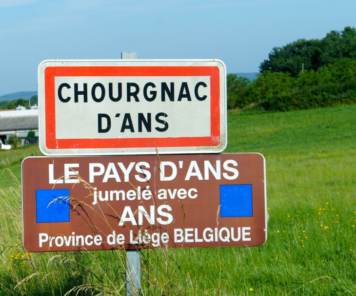 Autrefois : Eschaurnaces au XIIIe siècle, Chournhac au XVe siécle. Le territoire faisait partie de l'importante châtellenie d'Ans. - Chourgnac