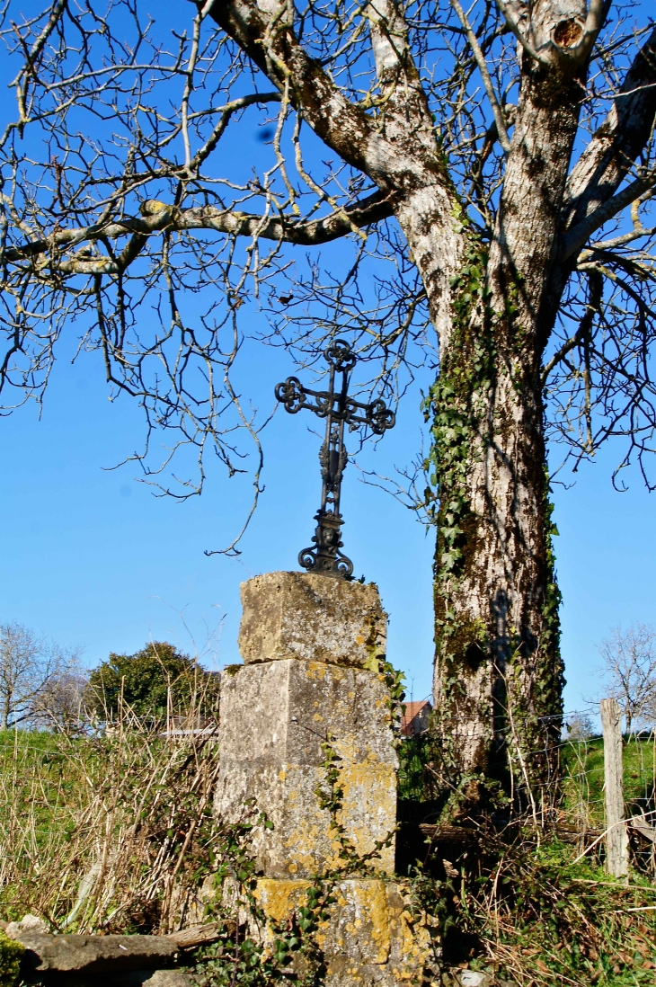 Croix de chemin. - Clermont-d'Excideuil